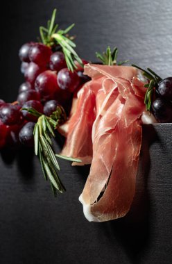 Kırmızı üzümlü ve biberiyeli jambon. Geleneksel Akdeniz atıştırması.