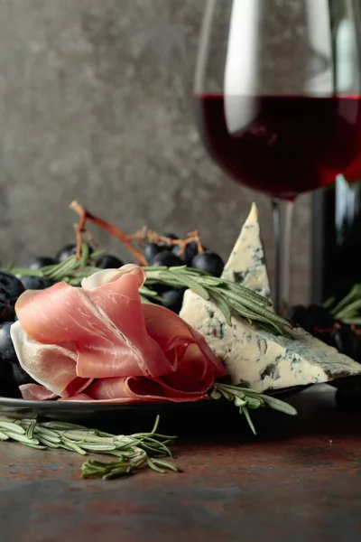 Üzümlü Kırmızı Şarap Biberiye Prosciutto Klasik Arka Planda Mavi Peynir — Stok fotoğraf