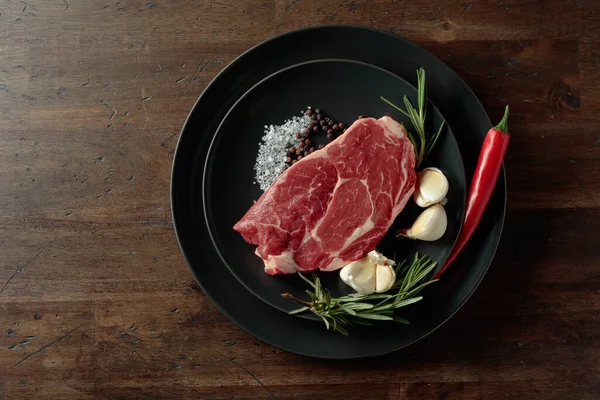 Filete Res Crudo Para Asar Parrilla Con Romero Ajo Sal —  Fotos de Stock