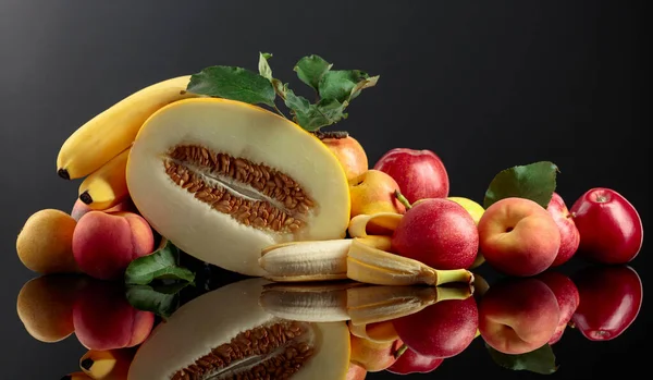 Färska Frukter Svart Reflekterande Bakgrund Äpplen Bananer Melon Päron Och — Stockfoto