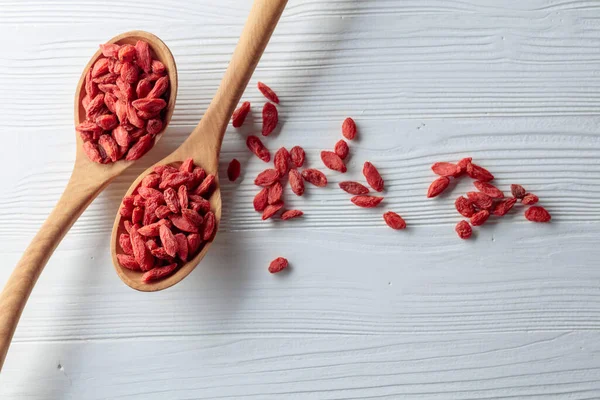 Baies Goji Séchées Dans Des Cuillères Bois Sur Une Table — Photo