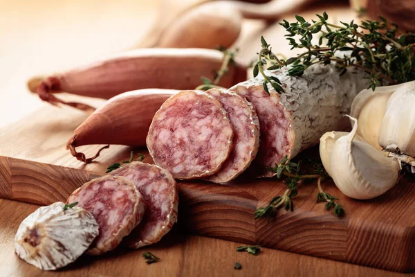 Traditionelle Trockenwurst Mit Thymian Knoblauch Und Zwiebeln Trocken Gepökelte Wurst — Stockfoto