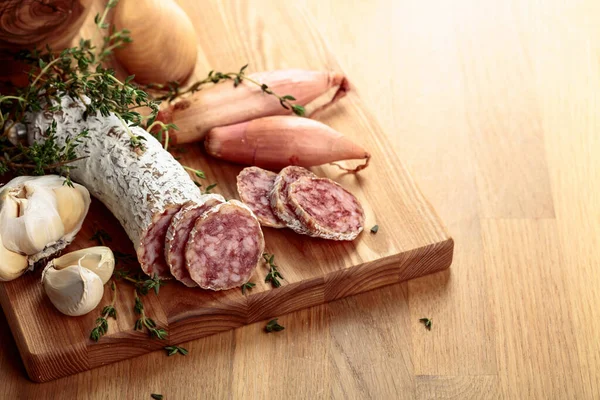 Traditionelle Trockenwurst Mit Thymian Knoblauch Und Zwiebeln Trocken Gepökelte Wurst — Stockfoto