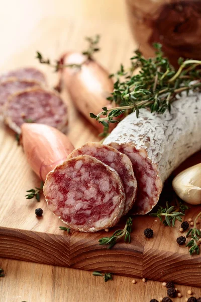 Traditionelle Trockenwurst Mit Thymian Knoblauch Zwiebeln Und Gewürzen Trocken Gepökelte — Stockfoto
