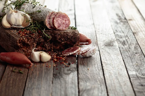 Traditionelle Trockenwurst Mit Thymian Knoblauch Zwiebeln Und Gewürzen Trockengepökelte Wurst — Stockfoto