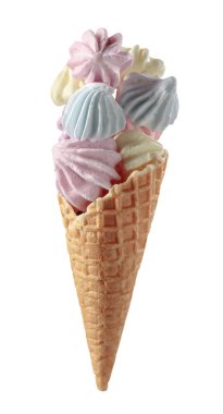 Beyaz arkaplanda izole edilmiş waffle külahında krema.