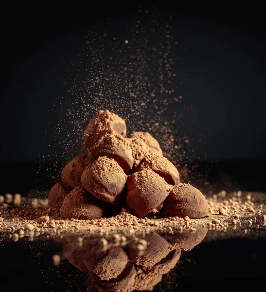 Delicious Chocolate Truffles Sprinkled Cocoa Black Reflective Background — Stock Photo, Image