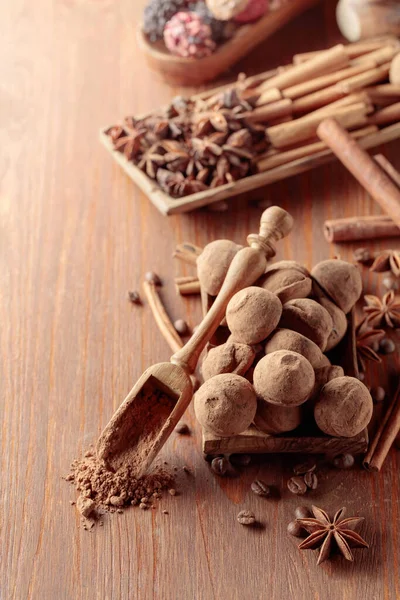 Läckra Chokladtryffel Med Kanel Anis Och Kaffebönor Ett Träbord — Stockfoto