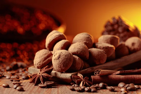 Läckra Chokladtryffel Med Kanel Anis Och Kaffebönor Ett Gammalt Träbord — Stockfoto