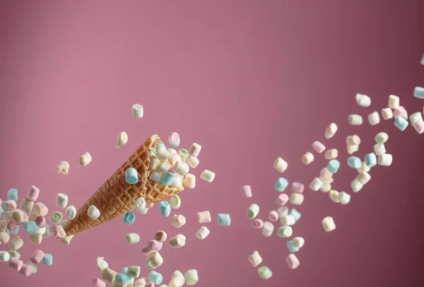 Små Färgglada Marshmallows Faller Våffla Kon Rosa Bakgrund Kopiera Utrymme — Stockfoto