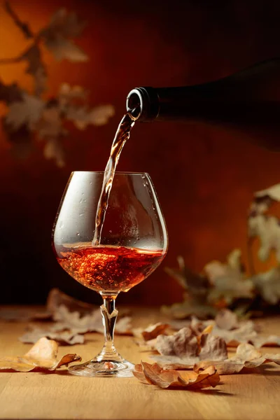 Cognac Wordt Uit Een Fles Een Glas Gegoten Een Snifter — Stockfoto