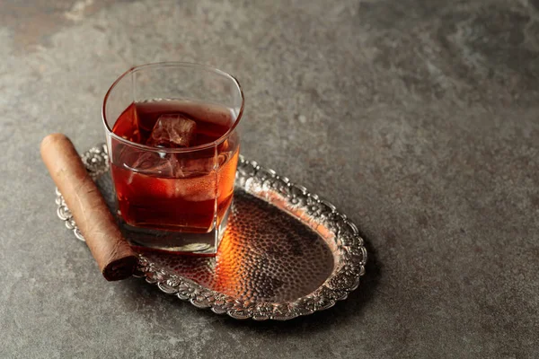 Whiskey Ice Cigar Old Stone Table Copy Space — стоковое фото
