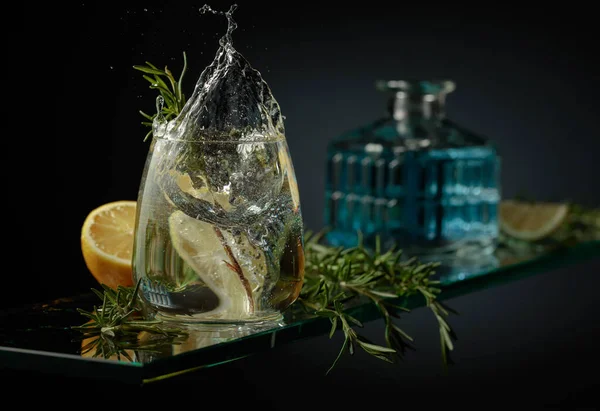 Gin Tonic Cocktail Met Citroen Rozemarijn Snijd Van Citroen Vallen — Stockfoto