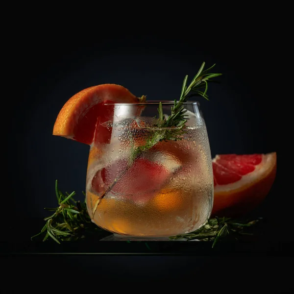 Cocktail Gin Tonic Med Grapefrukt Och Rosmarin Ett Fryst Glas — Stockfoto