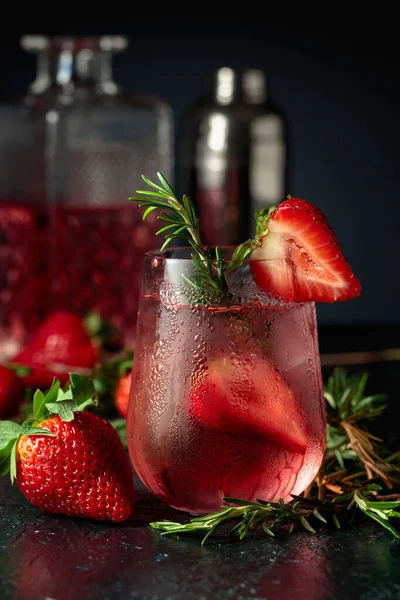 Cocktail Gin Tonic Ice Strawberries Rosemary Refreshing Drink Natural Ice — Stock Photo, Image