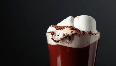 Çikolata parçacıkları serpiştirilmiş kremalı sıcak çikolata..