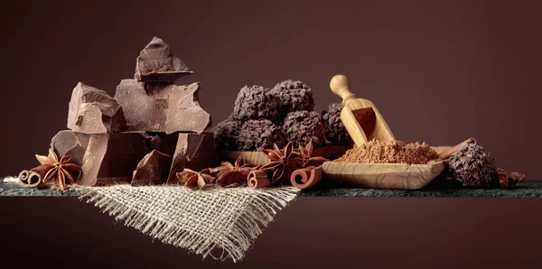 Chocolate Truffles Broken Pieces Chocolate Chocolate Cinnamon Sticks Anise Dark — Fotografia de Stock