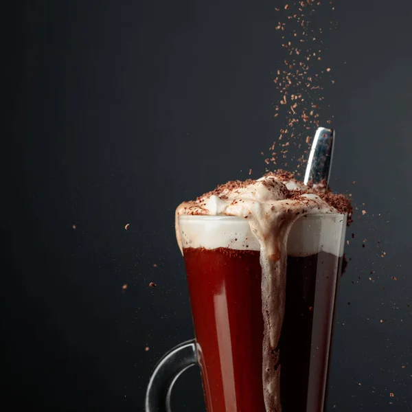 Varm Choklad Med Marshmallows Beströdda Med Chokladsmulor — Stockfoto