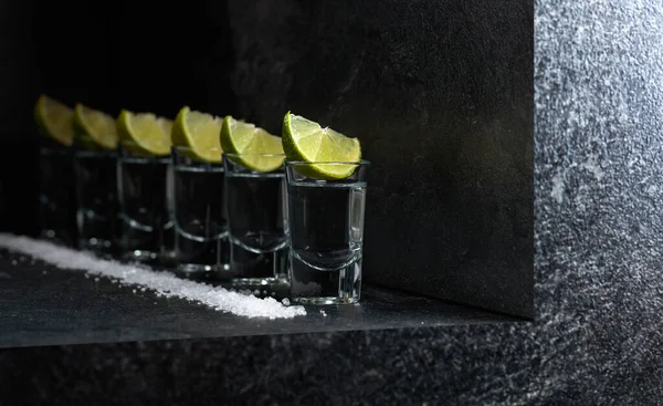 Tequila Mit Limette Und Meersalz Auf Schwarzem Schiefer — Stockfoto