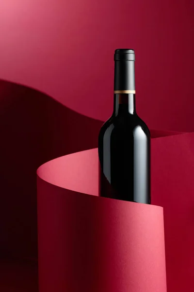 Garrafa Vinho Tinto Fundo Vermelho — Fotografia de Stock