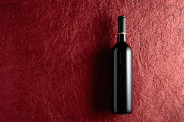 Бутылка Красного Вина Скомканном Бумажном Фоне Вид Сверху — стоковое фото