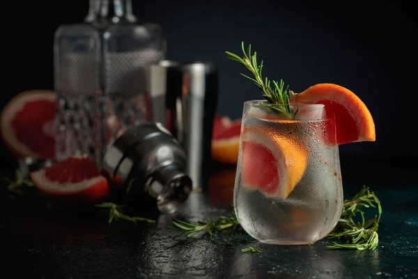 Cóctel Gin Tonic Con Hielo Pomelo Romero Bebida Refrescante Con —  Fotos de Stock