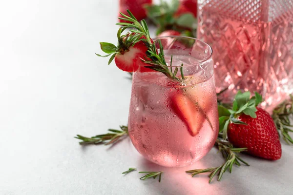 Refreshing Drink Natural Ice Strawberries Rosemary Frozen Glass Copy Space — Stock Photo, Image