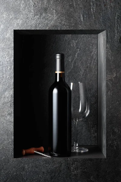 Eine Flasche Rotwein Auf Schwarzem Stein Hintergrund Kopierraum — Stockfoto