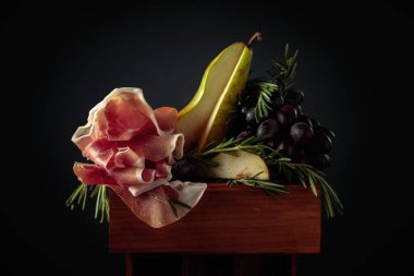 Arka planda biberiye, armut ve üzümlü jambon..