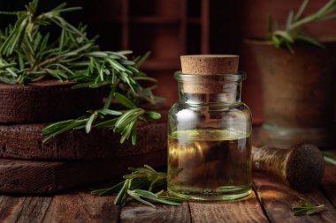 Eski ahşap bir masaya biberiye yağı ya da aşılama. Aromaterapi, spa ve bitkisel ilaç malzemeleri.. 