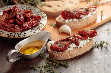 Ricotta, güneşte kurutulmuş domates ve kekik. Geleneksel Akdeniz atıştırması.
