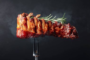 Izgara domuz pirzolası ve çatalla biberiye. Kopyalama alanı olan siyah arkaplan.