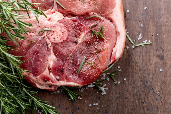 Rauw Varkensvlees Met Rozemarijn Zout Peper Een Keukentafel Bovenaanzicht — Stockfoto