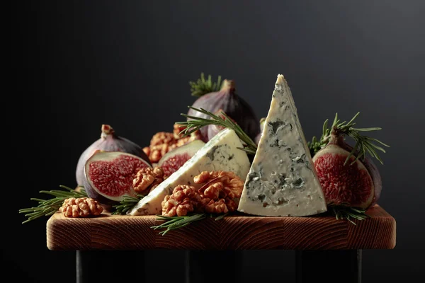 Formaggio Blu Con Fichi Noci Rosmarino Tavolo Legno — Foto Stock