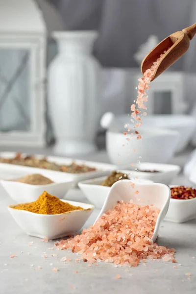 Himalayas Rosa Salt Och Olika Kryddor Ett Köksbord — Stockfoto