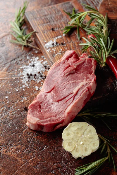 Rauwe Biefstuk Met Rozemarijn Knoflook Zout Peper Een Oude Bruine — Stockfoto