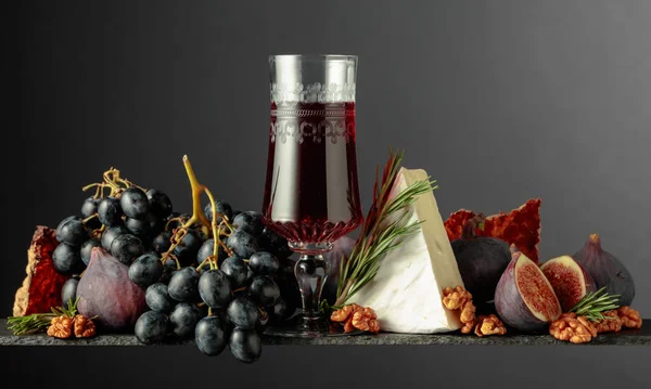 暗い背景にチーズブリーと果物と赤デザートワイン スペースのコピー — ストック写真