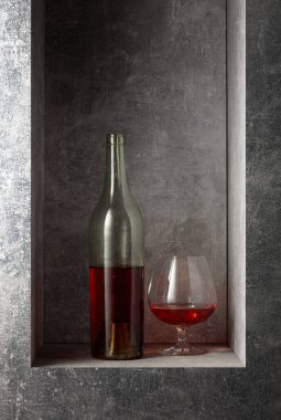 Bardak ve eski bir şişe brendi. Boşluğu kopyala.