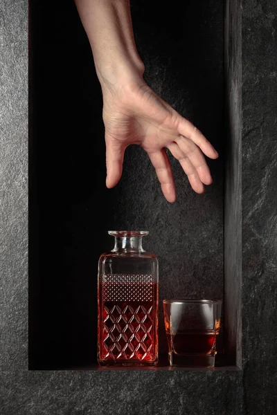 Handen Sträcker Sig Efter Karaff Whisky Konceptbild Temat Dyra Drycker — Stockfoto