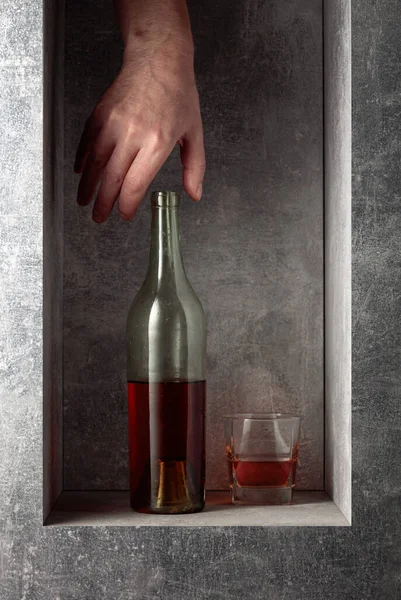 Main Tendue Pour Une Bouteille Whisky Vintage Une Image Conceptuelle — Photo