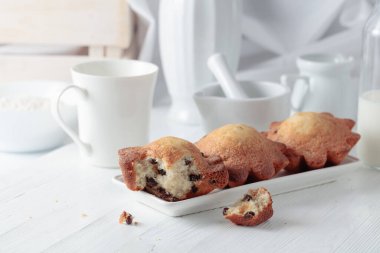 Beyaz ahşap bir masada ev yapımı üzümlü kek.. 