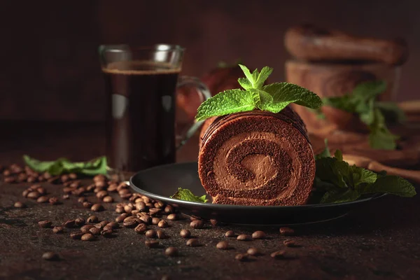 Bolo Chocolate Caseiro Com Hortelã Uma Caneca Café Preto Uma — Fotografia de Stock