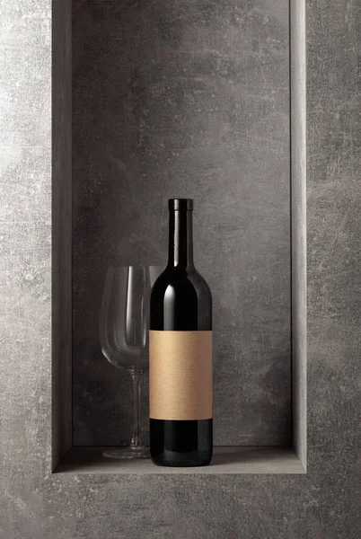 Bir şişe kırmızı şarap. Şişede eski boş etiket var. Boşluğu kopyala.