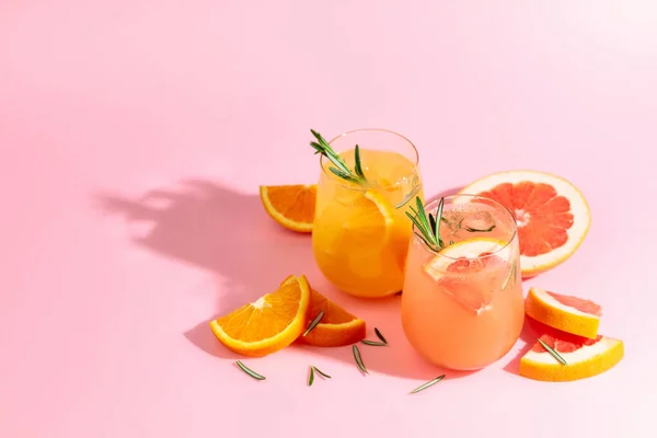 Літні Коктейлі Грейпфрутом Апельсином Розмарином Льодом Напої Рожевому Тлі Копією — стокове фото