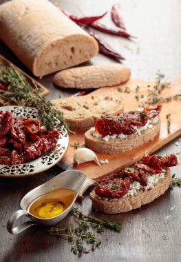 Ricotta, güneşte kurutulmuş domates ve kekik. Geleneksel Akdeniz atıştırması.