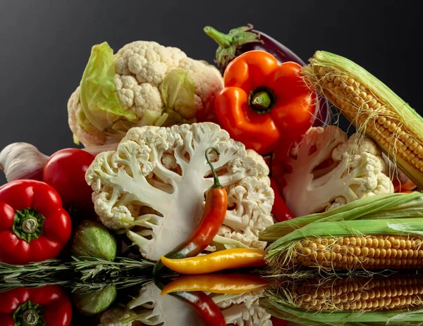 Verschiedenes Frisches Gemüse Auf Schwarzem Reflektierendem Hintergrund Tomaten Paprika Blumenkohl — Stockfoto