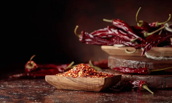 Kahverengi bir masada kırmızı biber ve kırmızı biber..