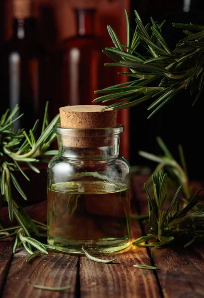 Rozmarýn Esenciální Olej Nebo Infuze Starém Dřevěném Stole Aromaterapie Lázně — Stock fotografie