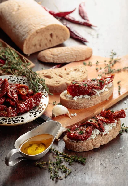 Ricotta, güneşte kurutulmuş domates ve kekik. Geleneksel Akdeniz atıştırması.