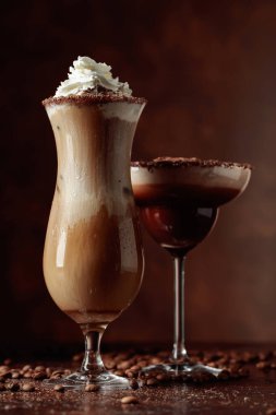 Kahverengi arka planda kremalı kahve ve çikolata içecekler. Boşluğu kopyala.